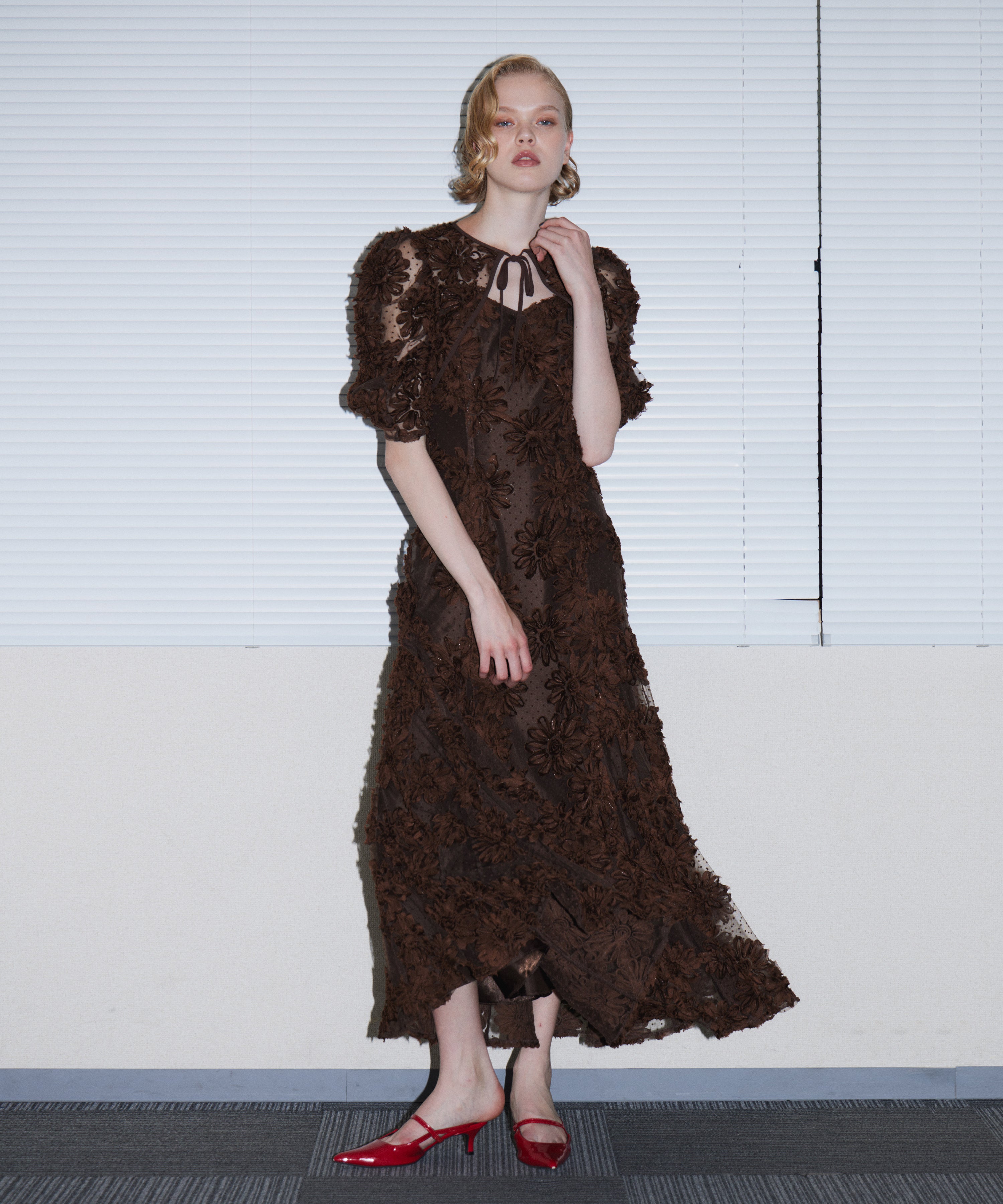 FLOCKING BOLERO DRESS ブラウン 正面全身ポーズ