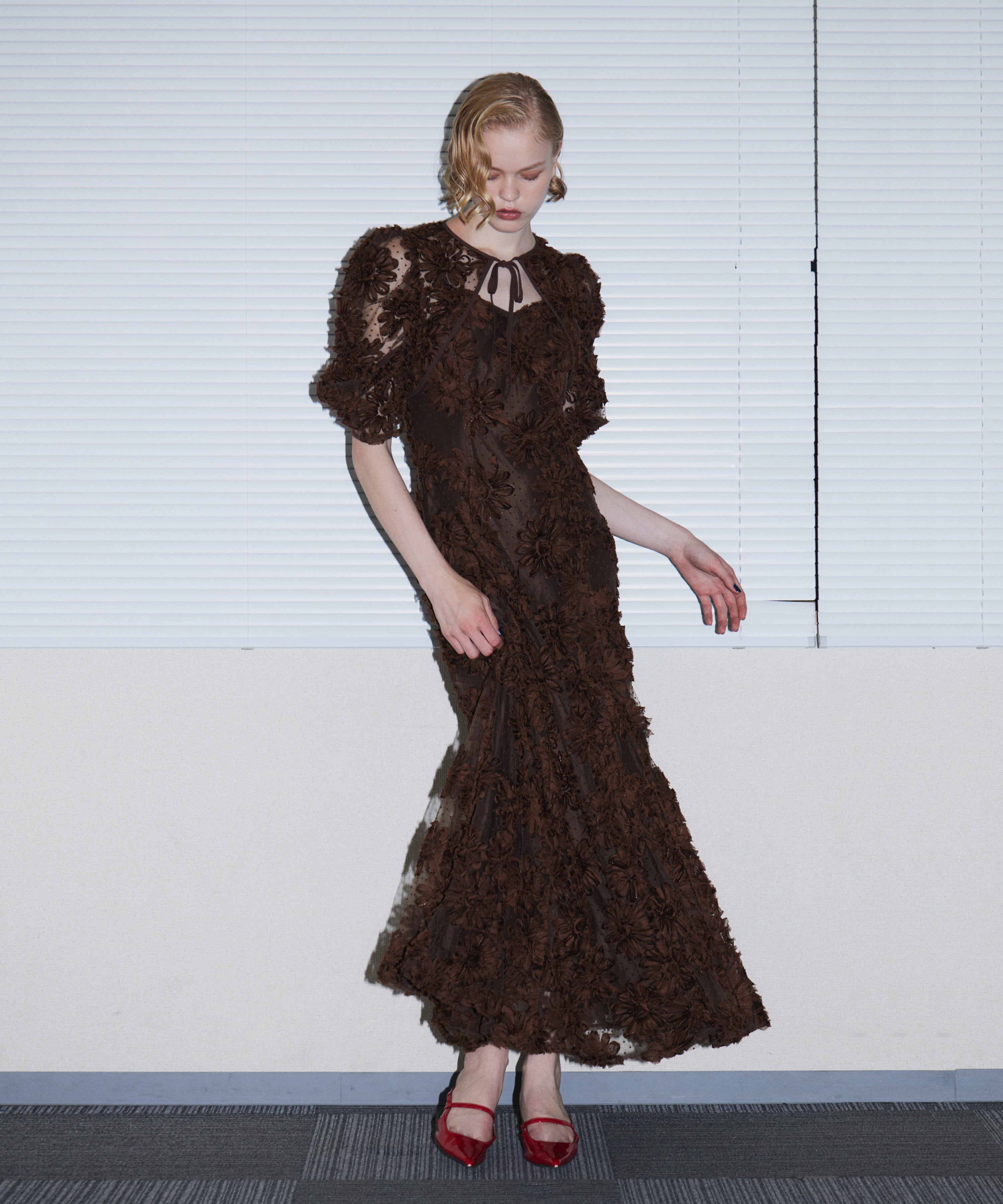FLOCKING BOLERO DRESS ブラウン 正面全身ポーズ