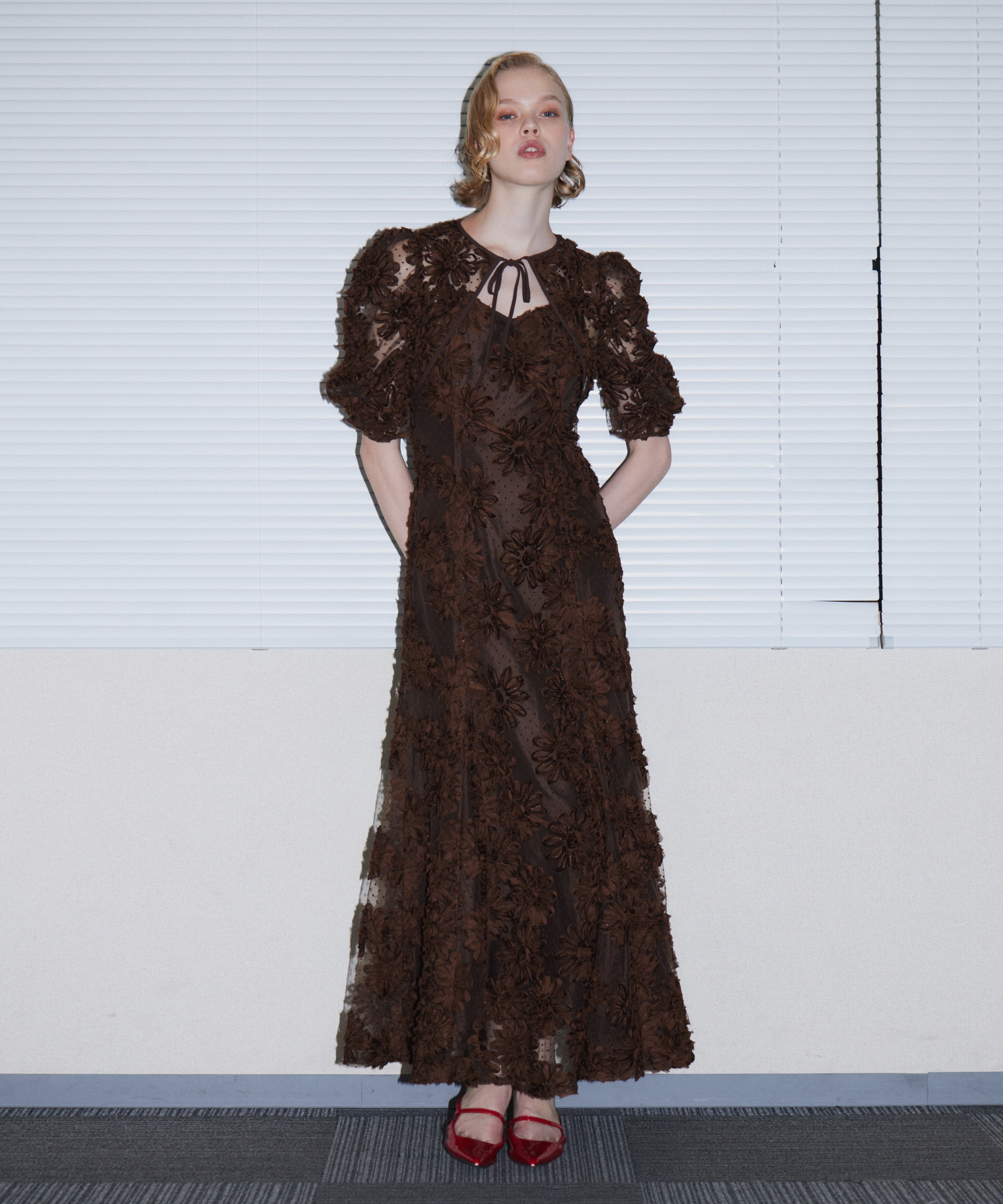 FLOCKING BOLERO DRESS ブラウン 正面全身ポーズ