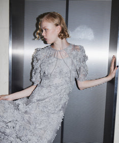 FLOCKING BOLERO DRESS グレー 上半身アップポーズ