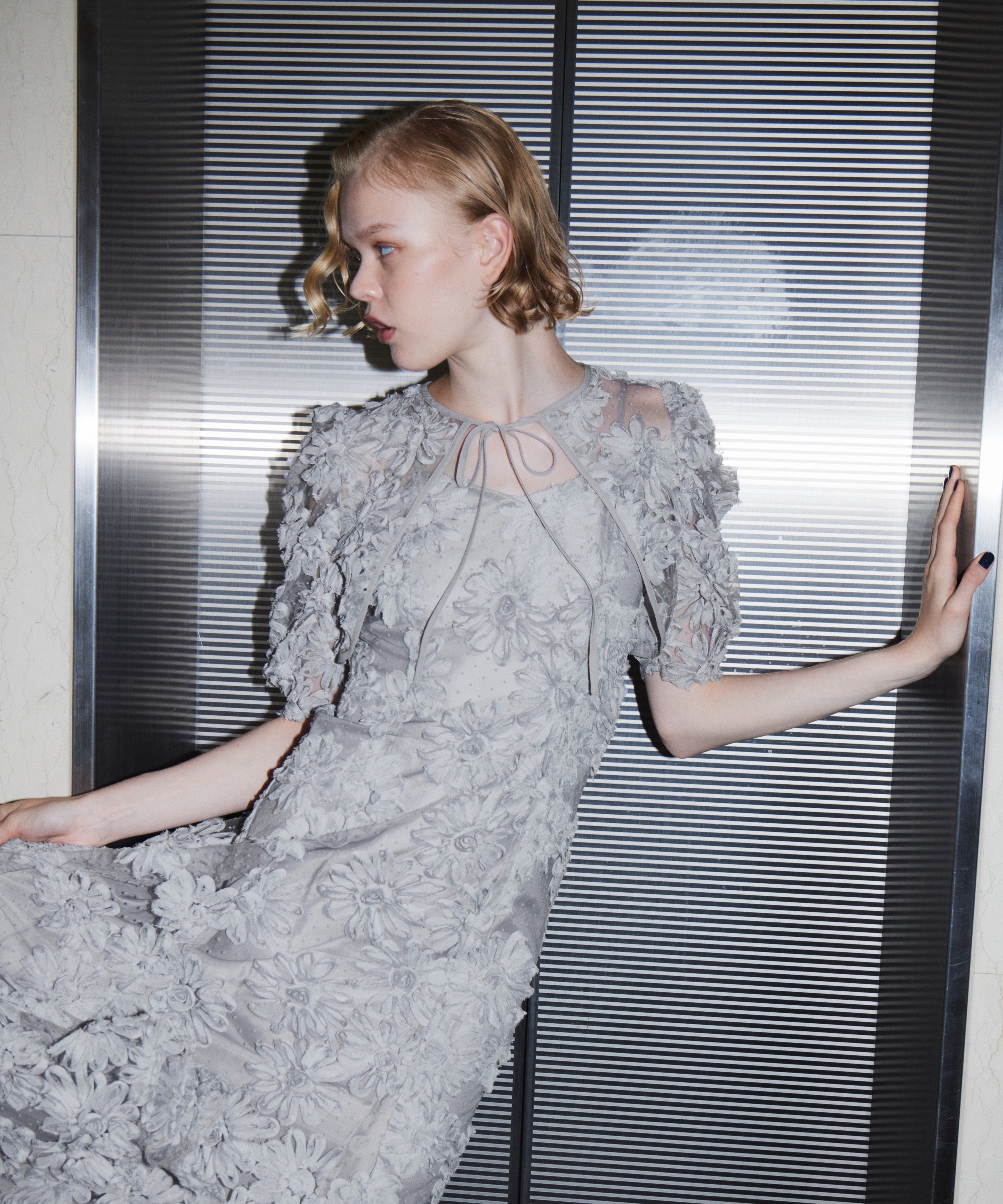 FLOCKING BOLERO DRESS グレー 上半身アップポーズ