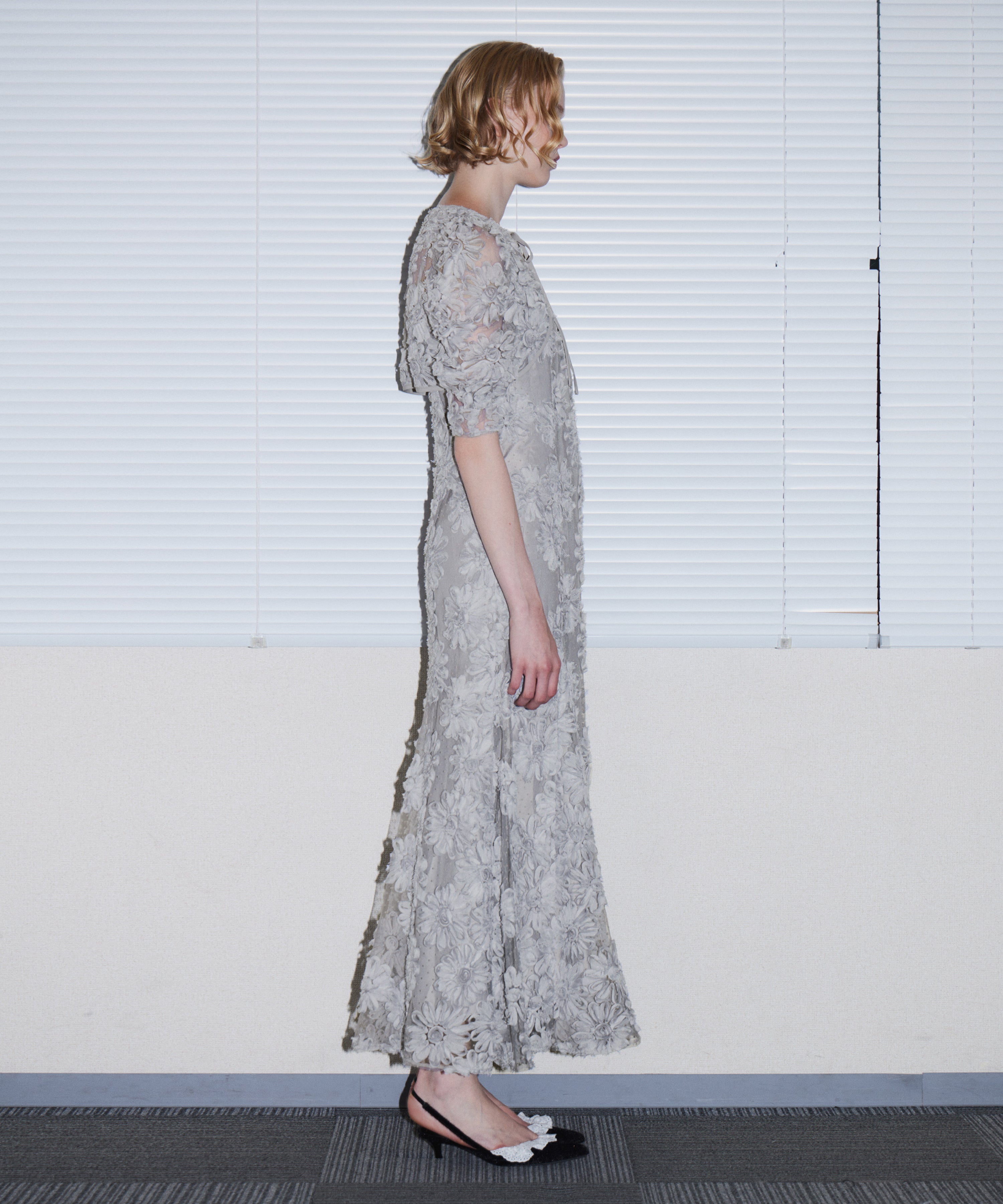 FLOCKING BOLERO DRESS グレー 横向き全身