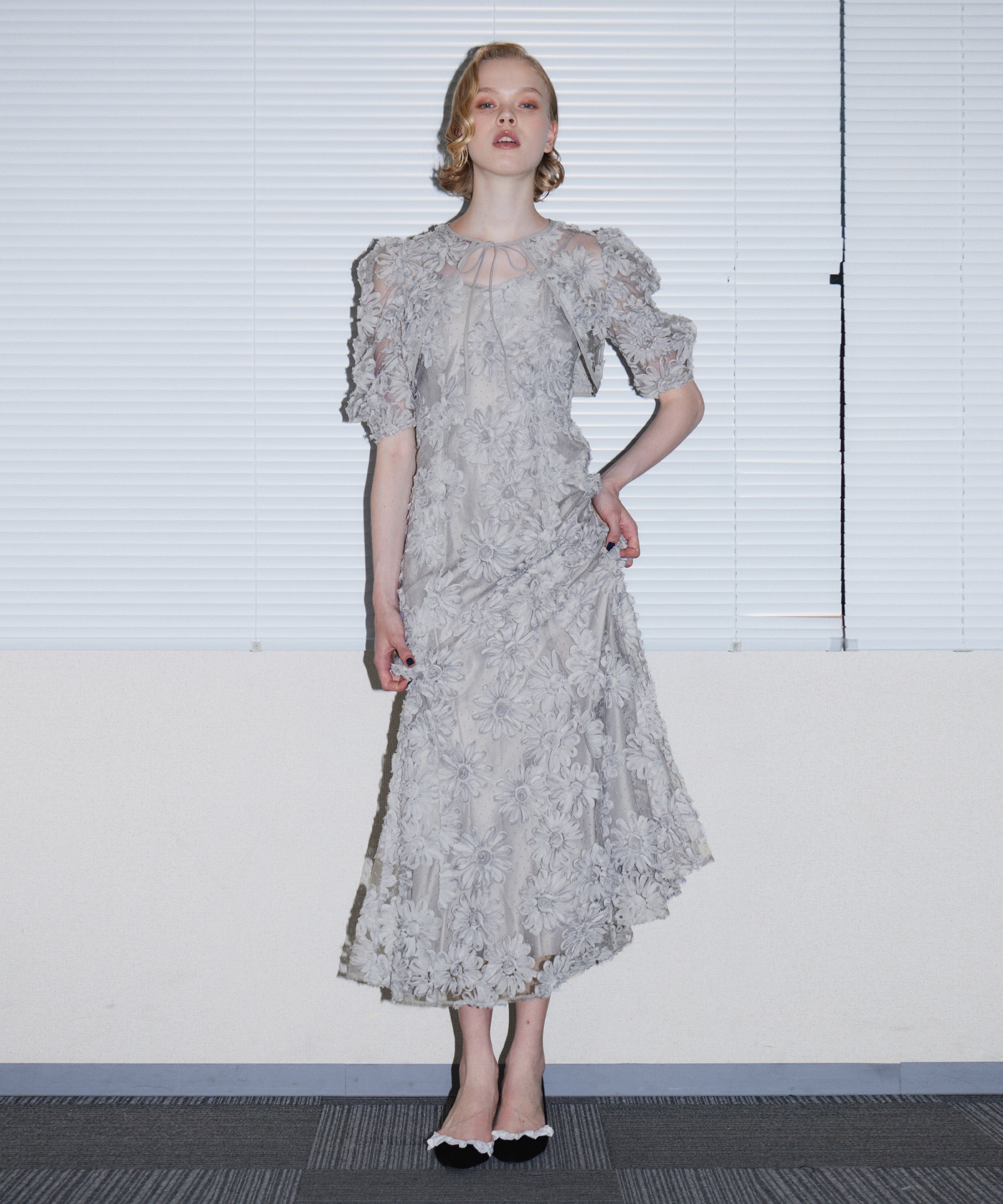 FLOCKING BOLERO DRESS グレー 正面全身ポーズ