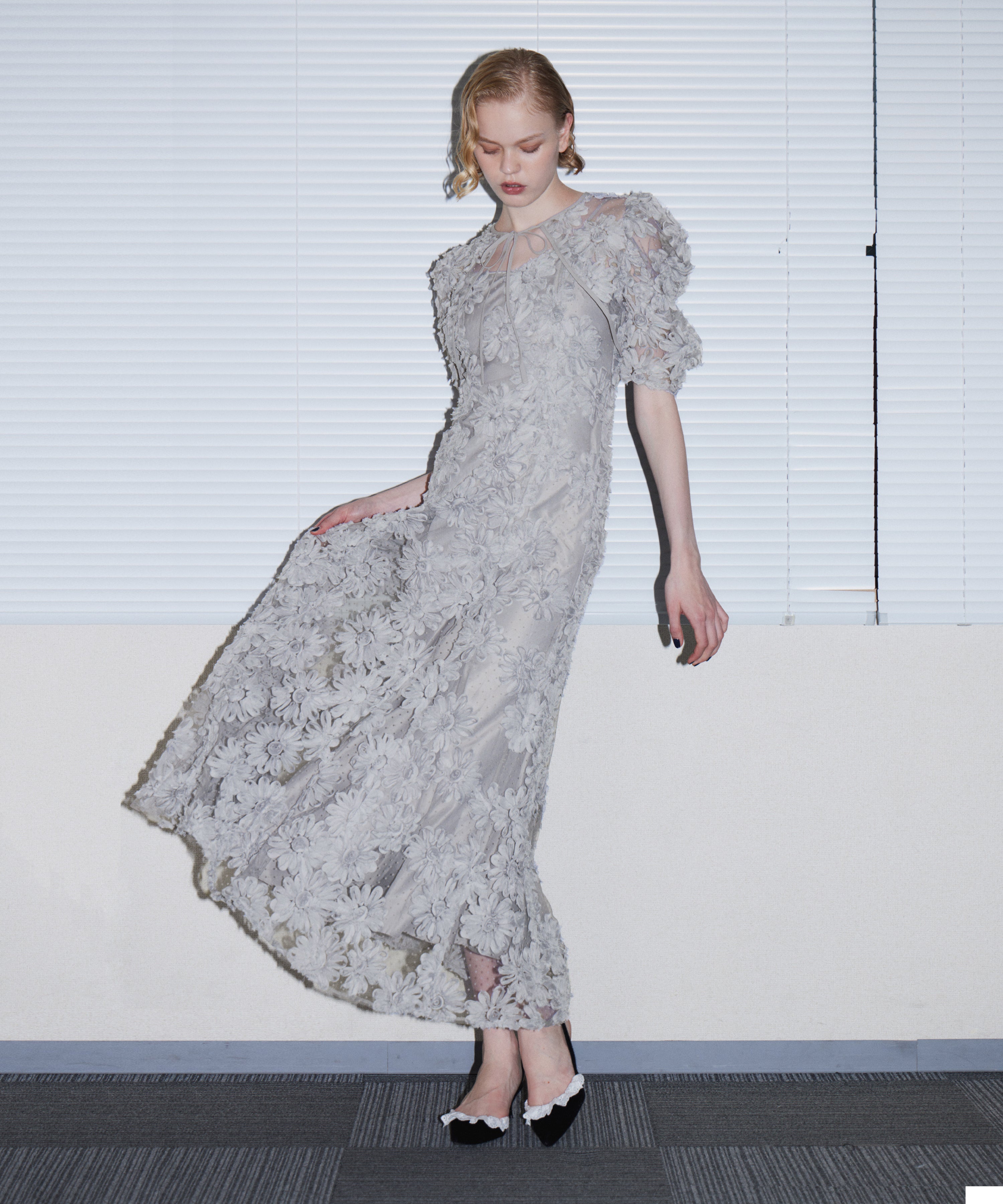 FLOCKING BOLERO DRESS グレー 正面全身ポーズ