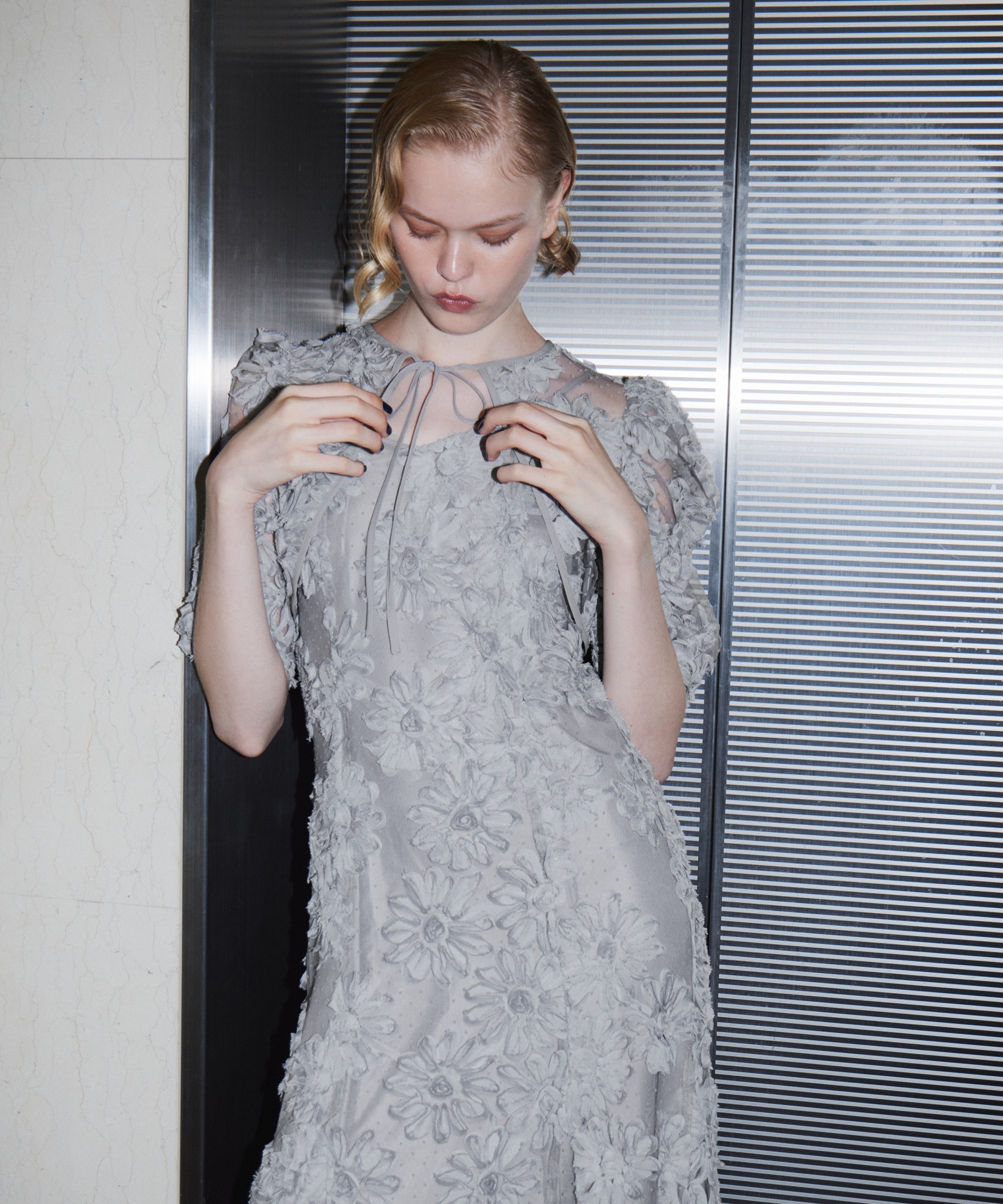 FLOCKING BOLERO DRESS グレー 上半身アップポーズ