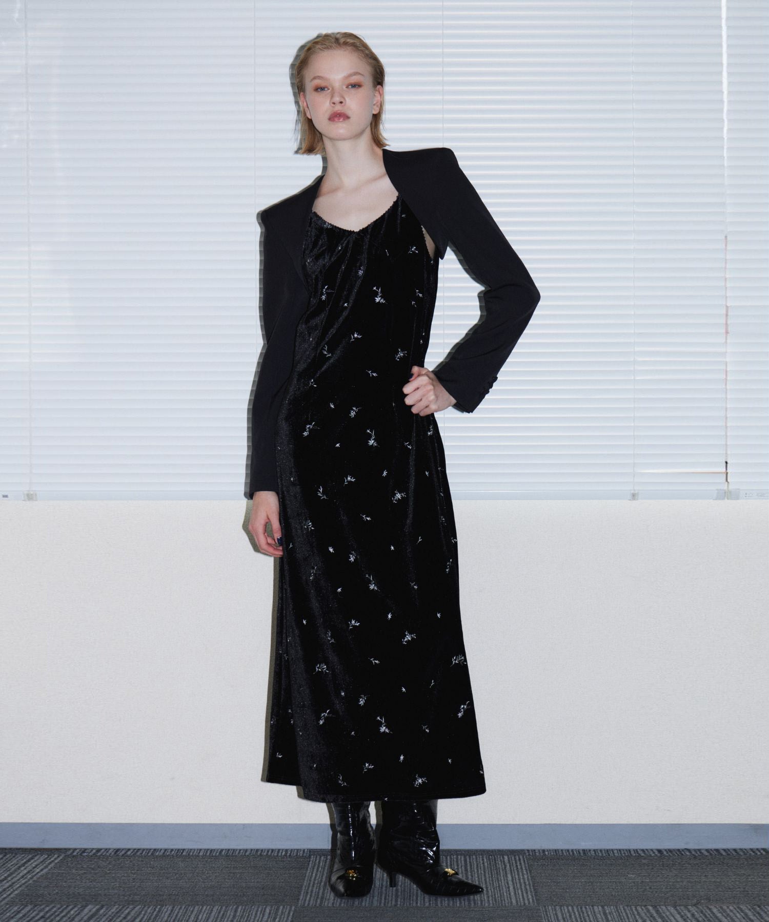 TAILORED POWER JACKET ブラック 正面全身ポーズ