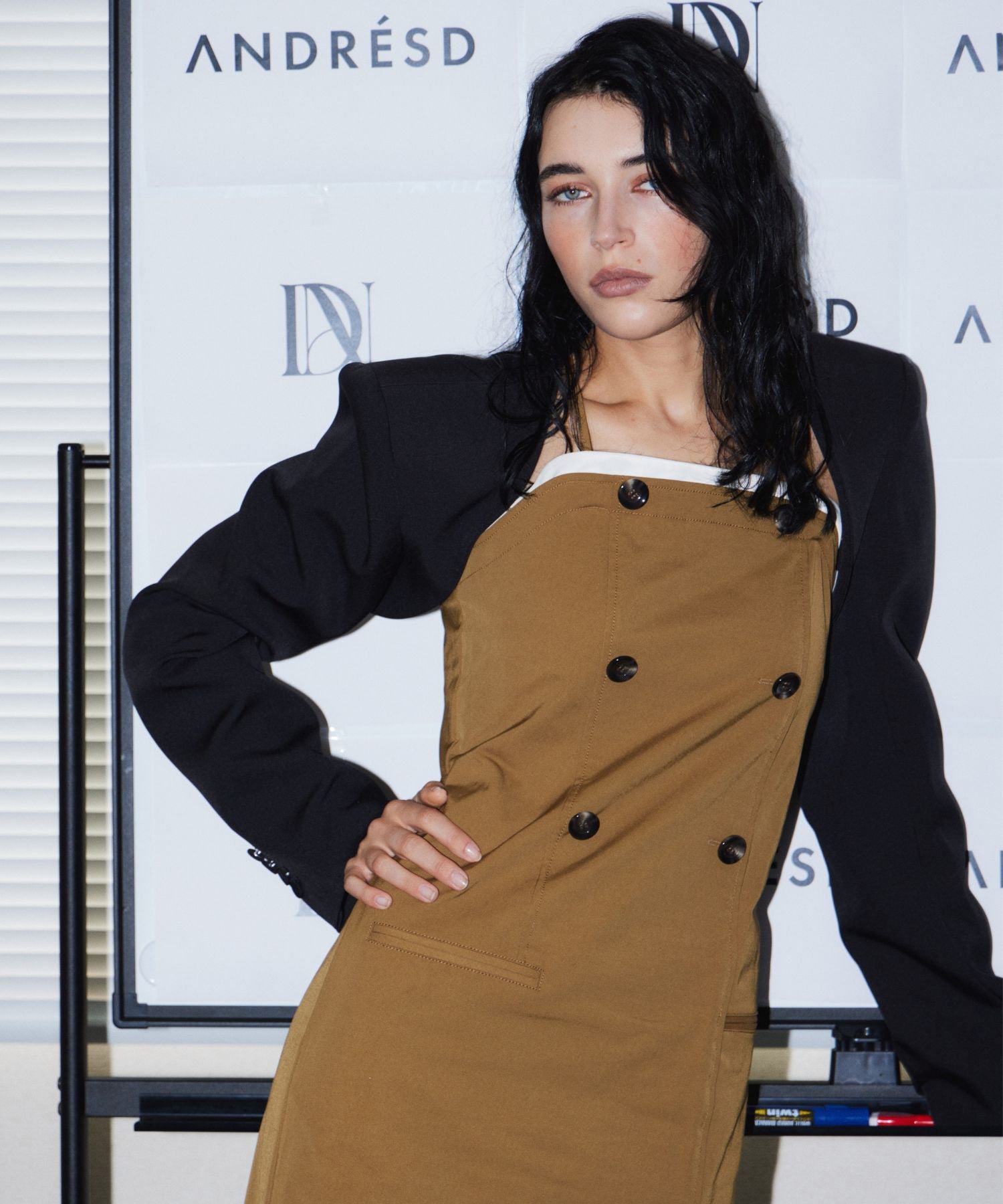 TAILORED POWER JACKET ブラック アップポーズ
