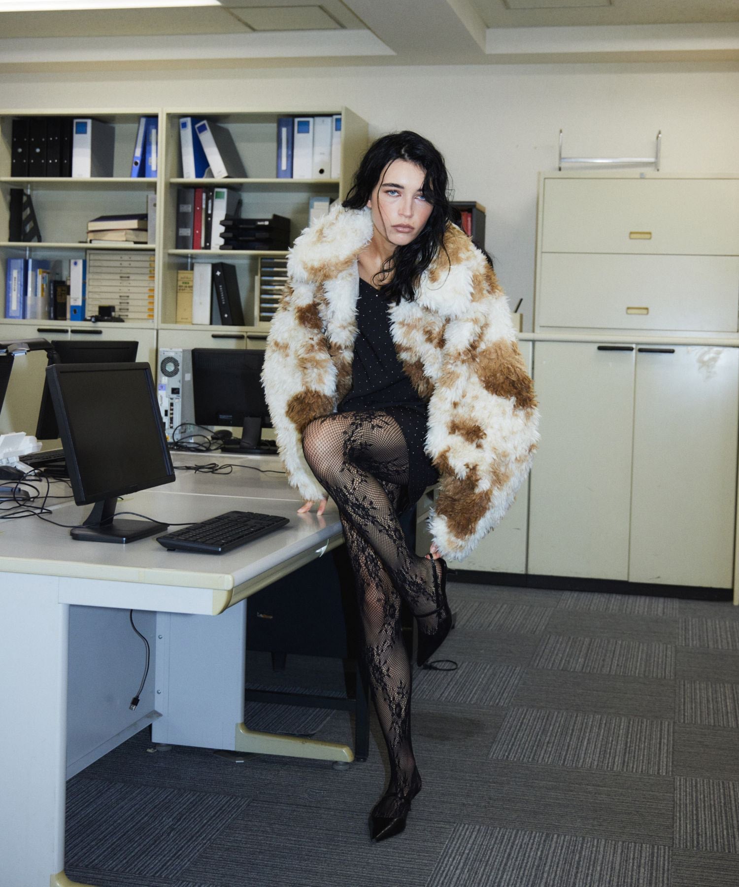 PERRO FUR COAT カラメロ 正面全身ポーズ