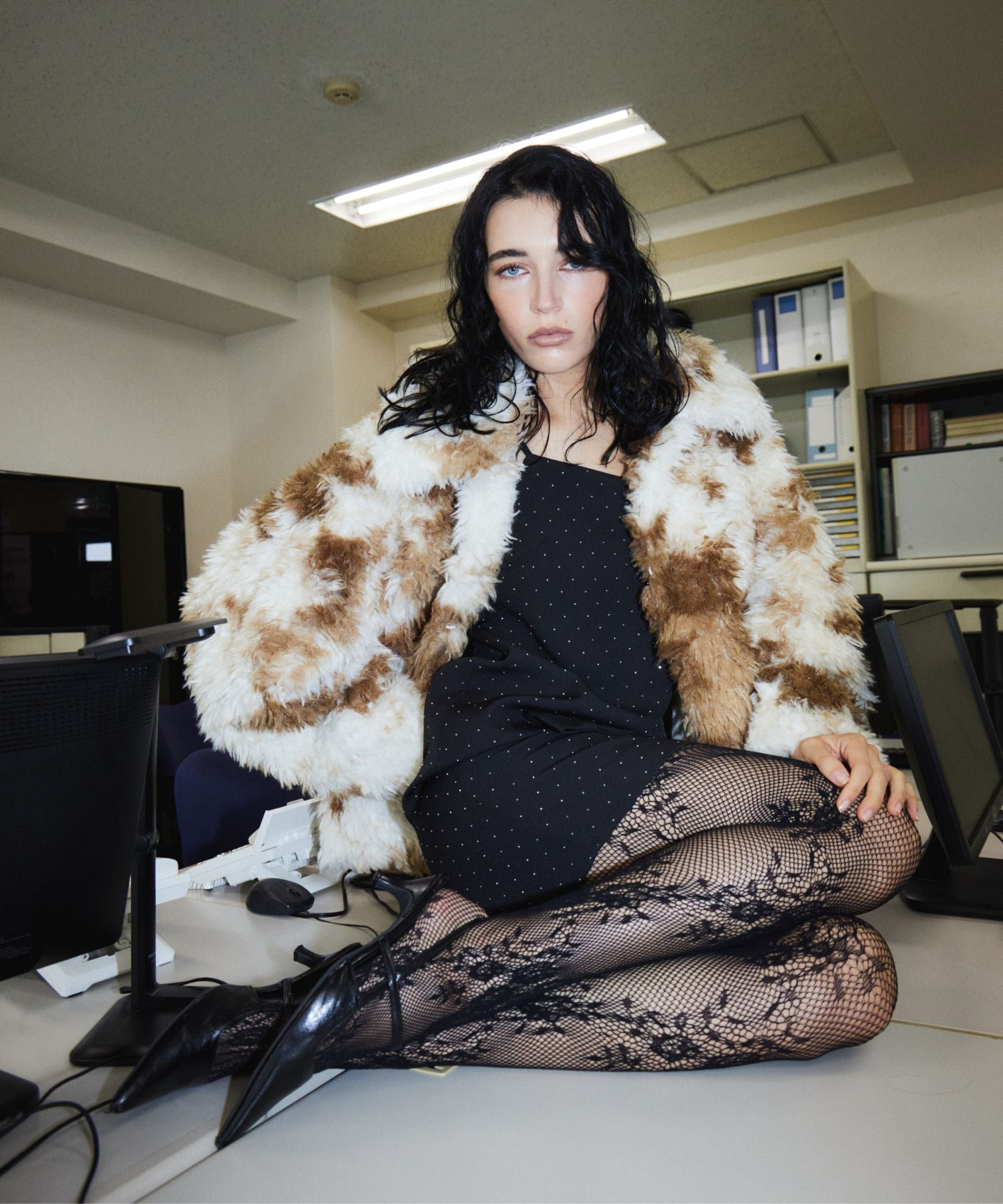 PERRO FUR COAT カラメロ 正面座りポーズ