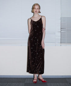 GLIMMER FLOWER DRESS ブラウン 正面全身ポーズ