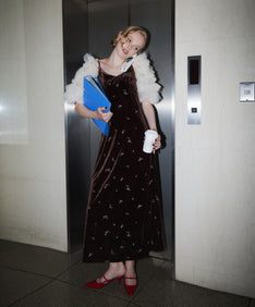 GLIMMER FLOWER DRESS ブラウン 正面全身ポーズ
