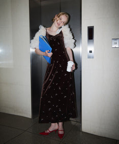 GLIMMER FLOWER DRESS ブラウン 正面全身ポーズ