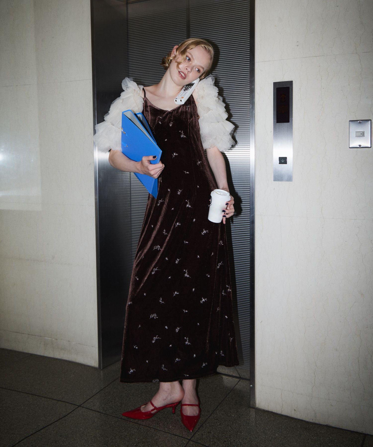 GLIMMER FLOWER DRESS ブラウン 正面全身ポーズ