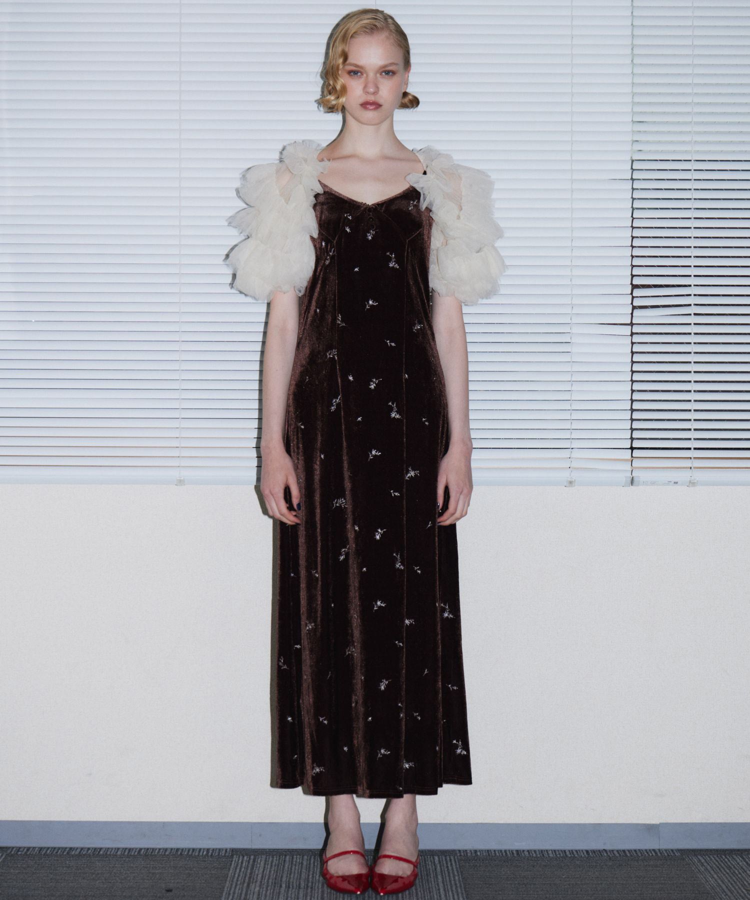 GLIMMER FLOWER DRESS ブラウン 正面全身