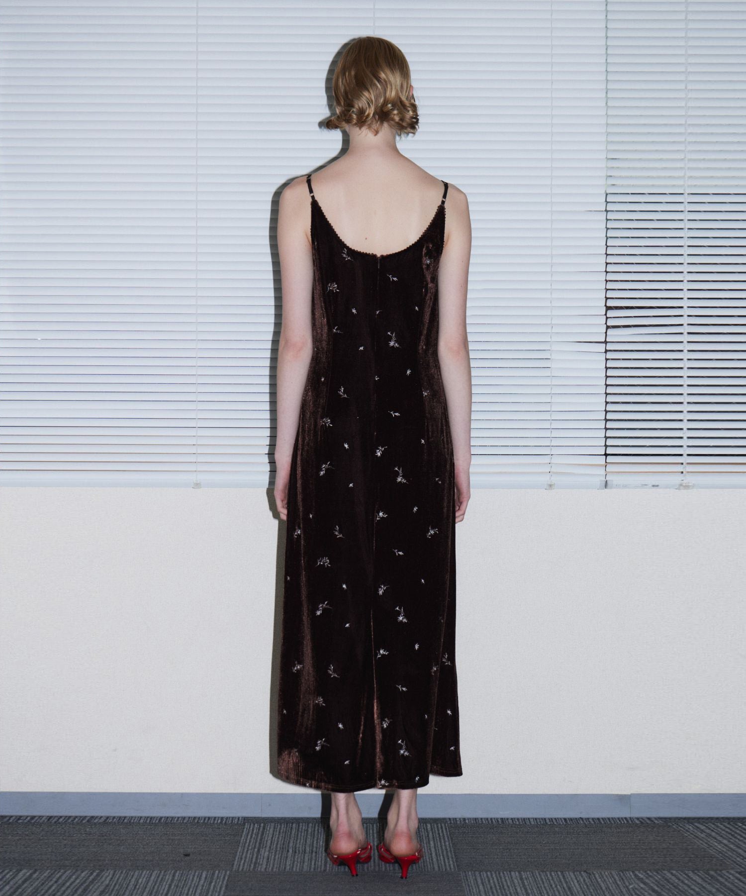 GLIMMER FLOWER DRESS ブラウン 背面全身