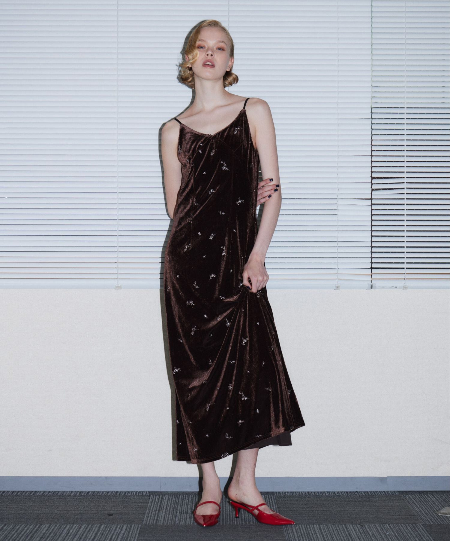 GLIMMER FLOWER DRESS ブラウン 正面全身ポーズ