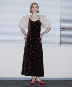 GLIMMER FLOWER DRESS ブラウン 正面全身ポーズ