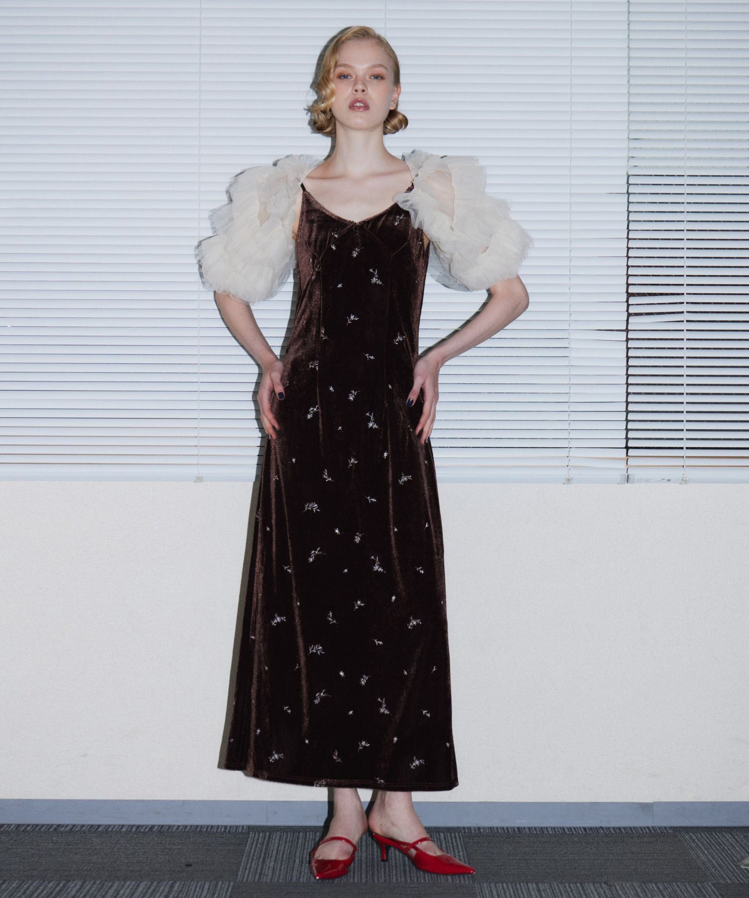 GLIMMER FLOWER DRESS ブラウン 正面全身ポーズ