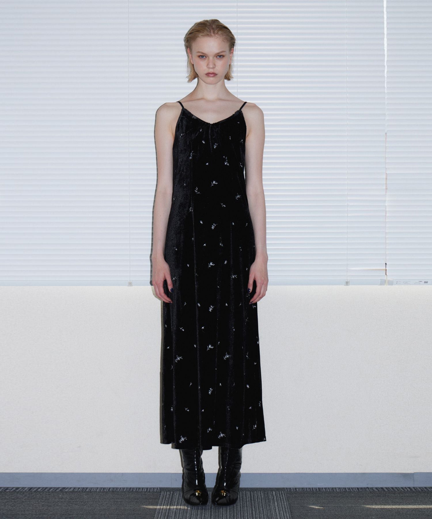 GLIMMER FLOWER DRESS ブラック  正面全身