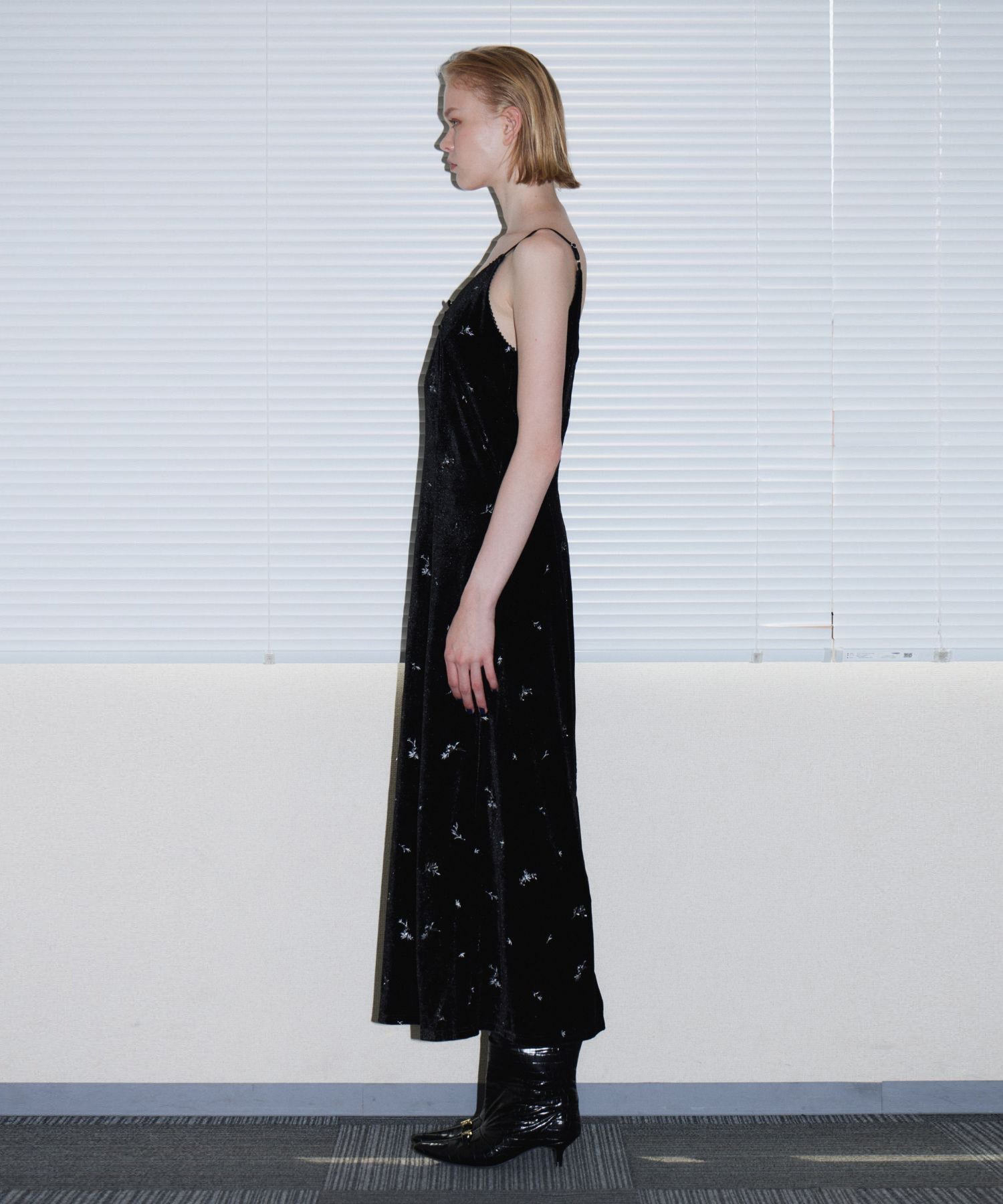 GLIMMER FLOWER DRESS ブラック  横向き全身