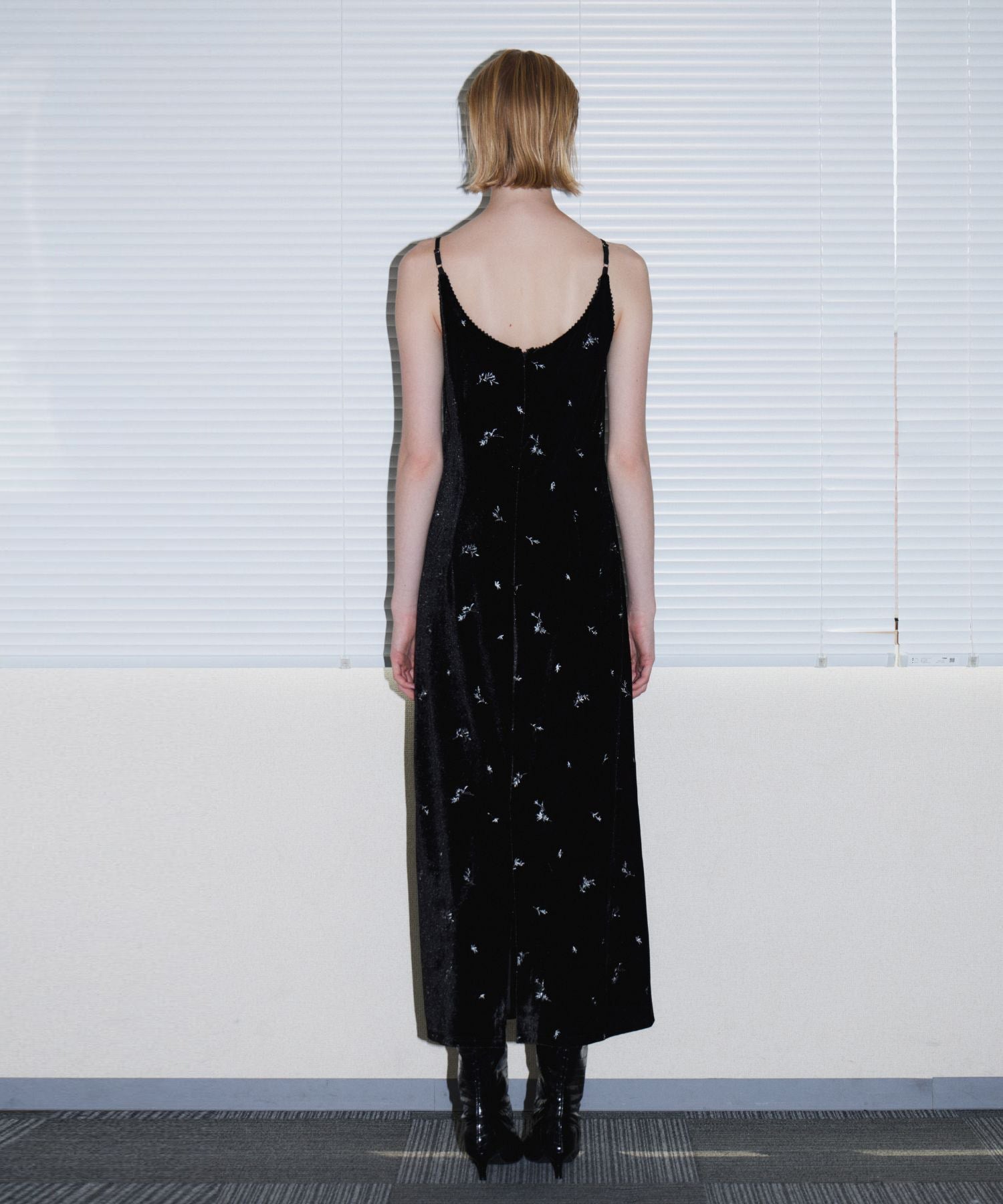 GLIMMER FLOWER DRESS ブラック  背面全身