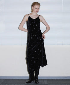 GLIMMER FLOWER DRESS ブラック  正面全身ポーズ