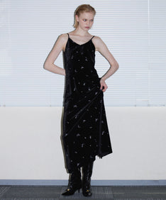 GLIMMER FLOWER DRESS ブラック  正面全身ポーズ