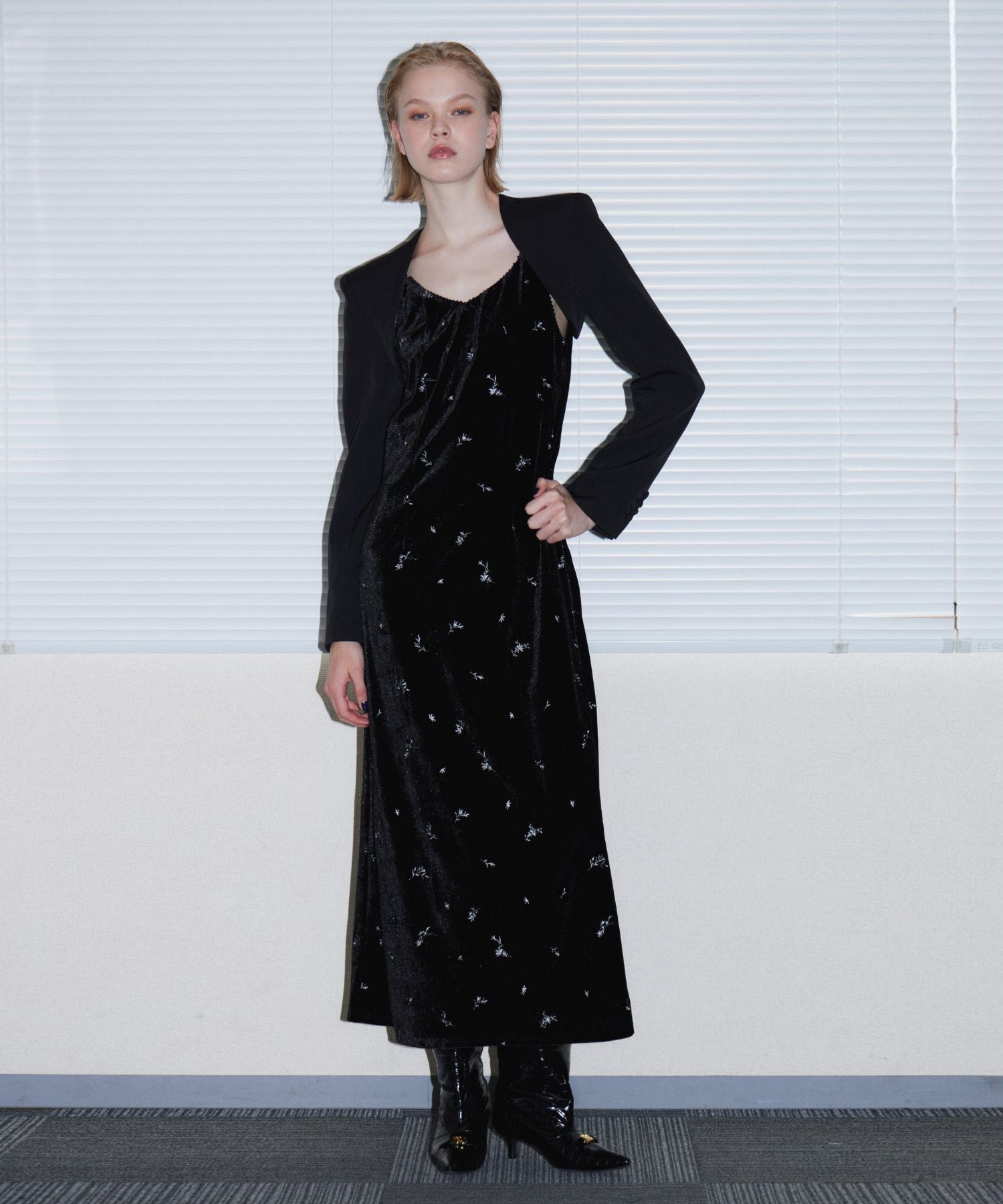 GLIMMER FLOWER DRESS ブラック 正面全身ポーズ