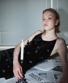 GLIMMER FLOWER DRESS ブラック  アップポーズ