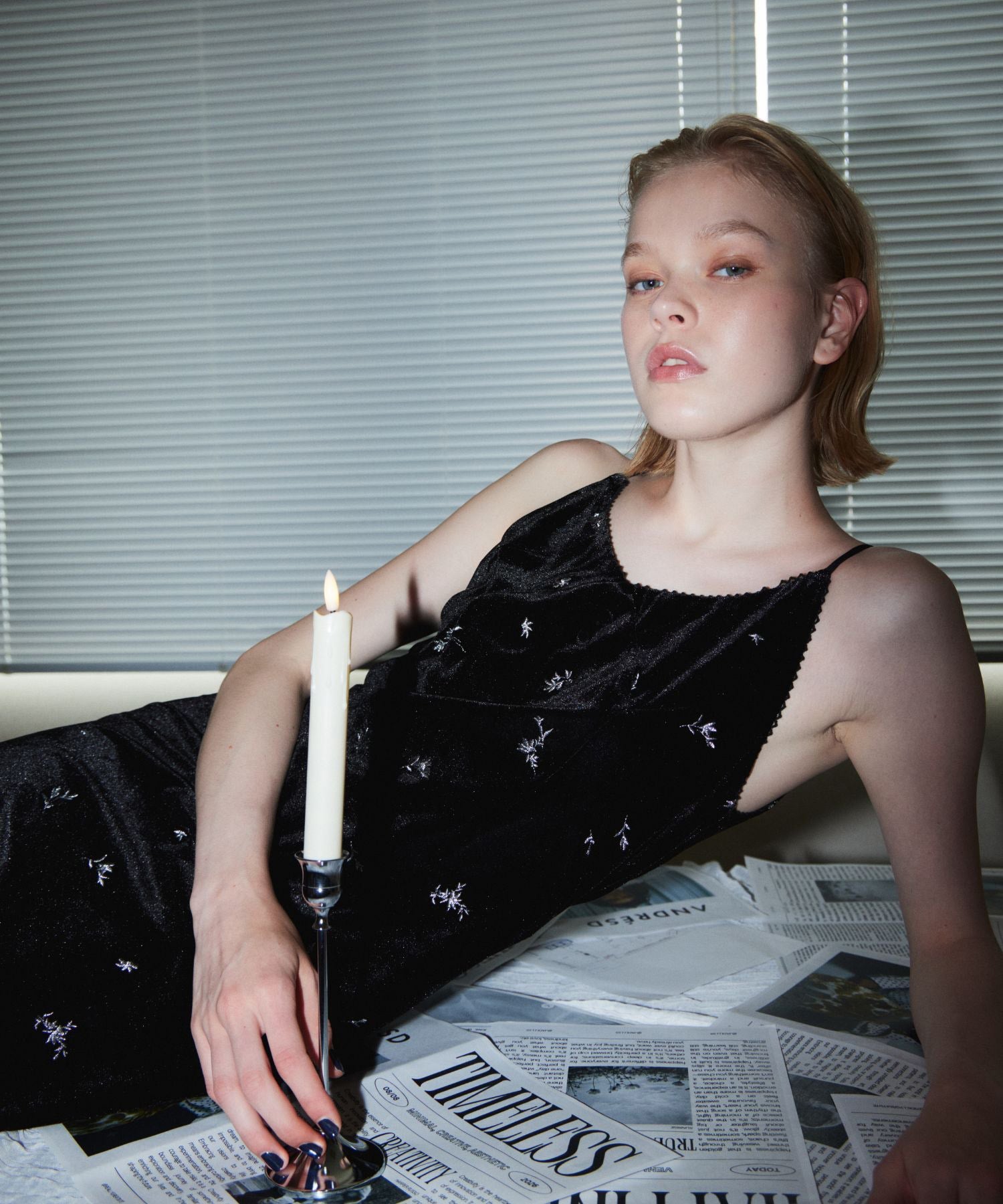 GLIMMER FLOWER DRESS ブラック  アップポーズ