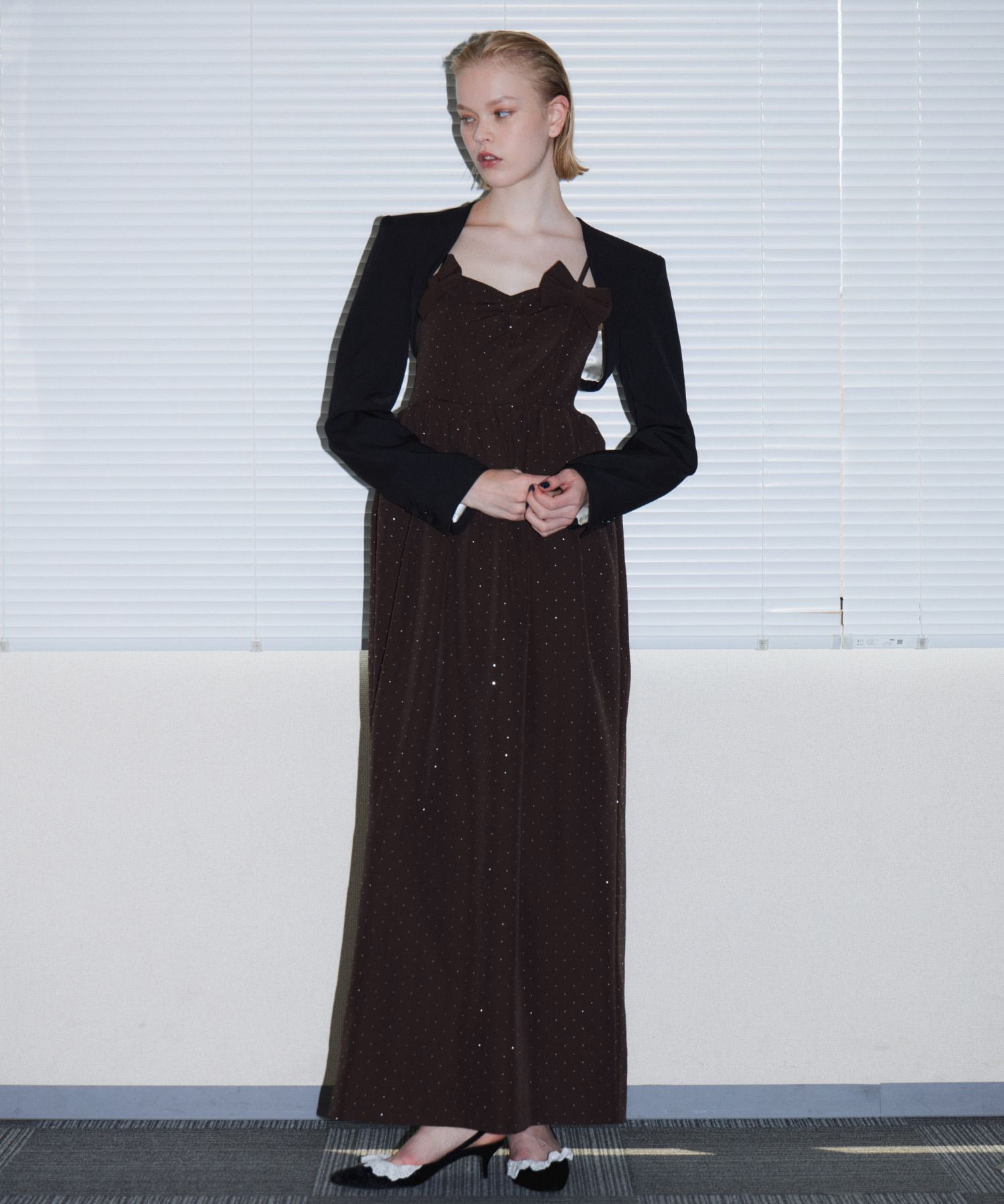 GRINT RIBBON LONG DRESS ブラウン 正面全身ポーズ