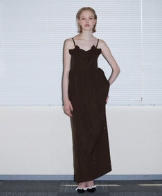 GRINT RIBBON LONG DRESS ブラウン 正面全身ポーズ