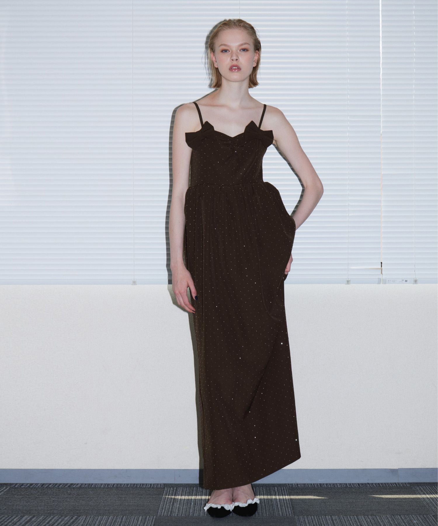 GRINT RIBBON LONG DRESS ブラウン 正面全身ポーズ