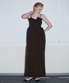 GRINT RIBBON LONG DRESS ブラウン 正面全身ポーズ