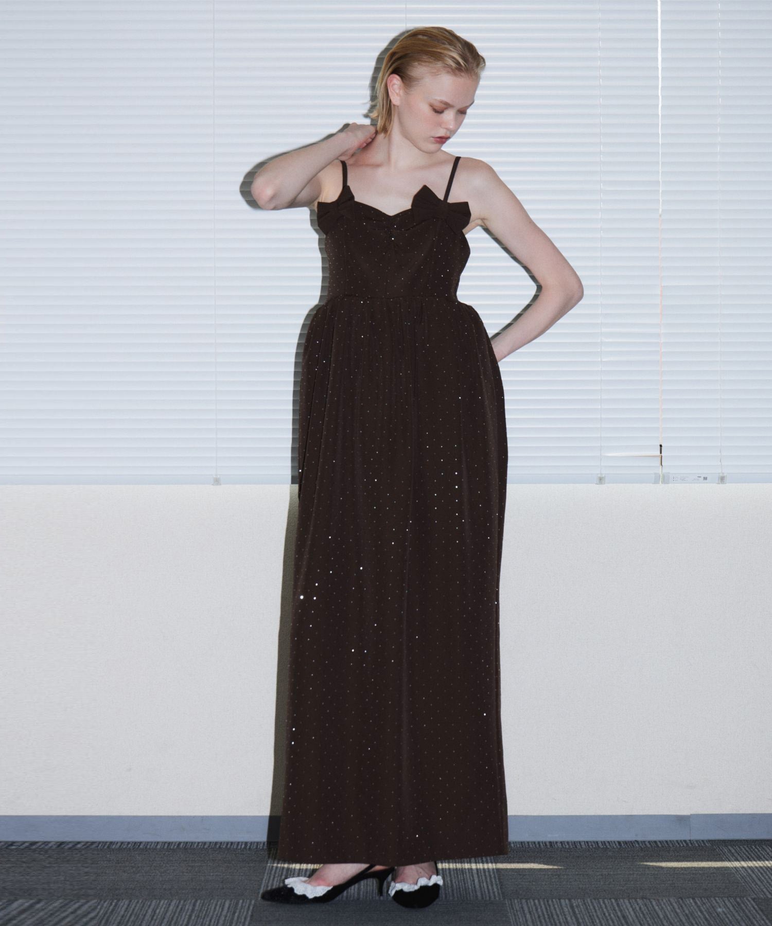 GRINT RIBBON LONG DRESS ブラウン 正面全身ポーズ