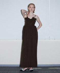 GRINT RIBBON LONG DRESS ブラウン 正面全身ポーズ