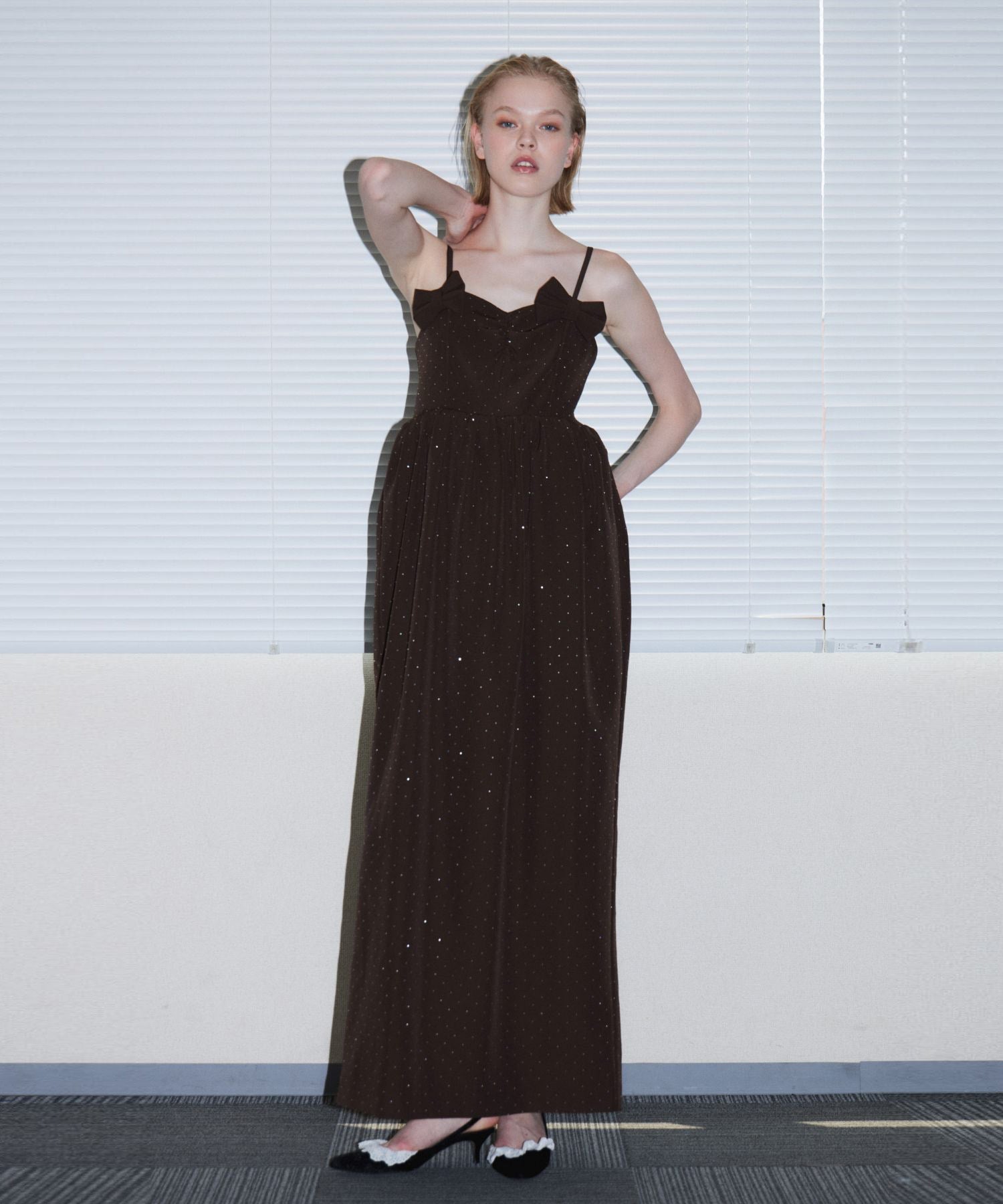 GRINT RIBBON LONG DRESS ブラウン 正面全身ポーズ