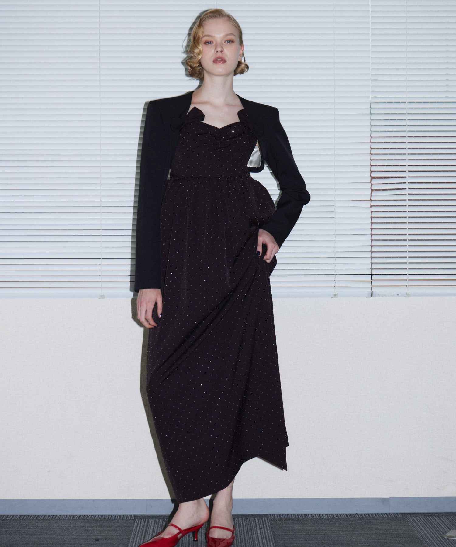 GRINT RIBBON LONG DRESS ブラウン 正面全身ポーズ