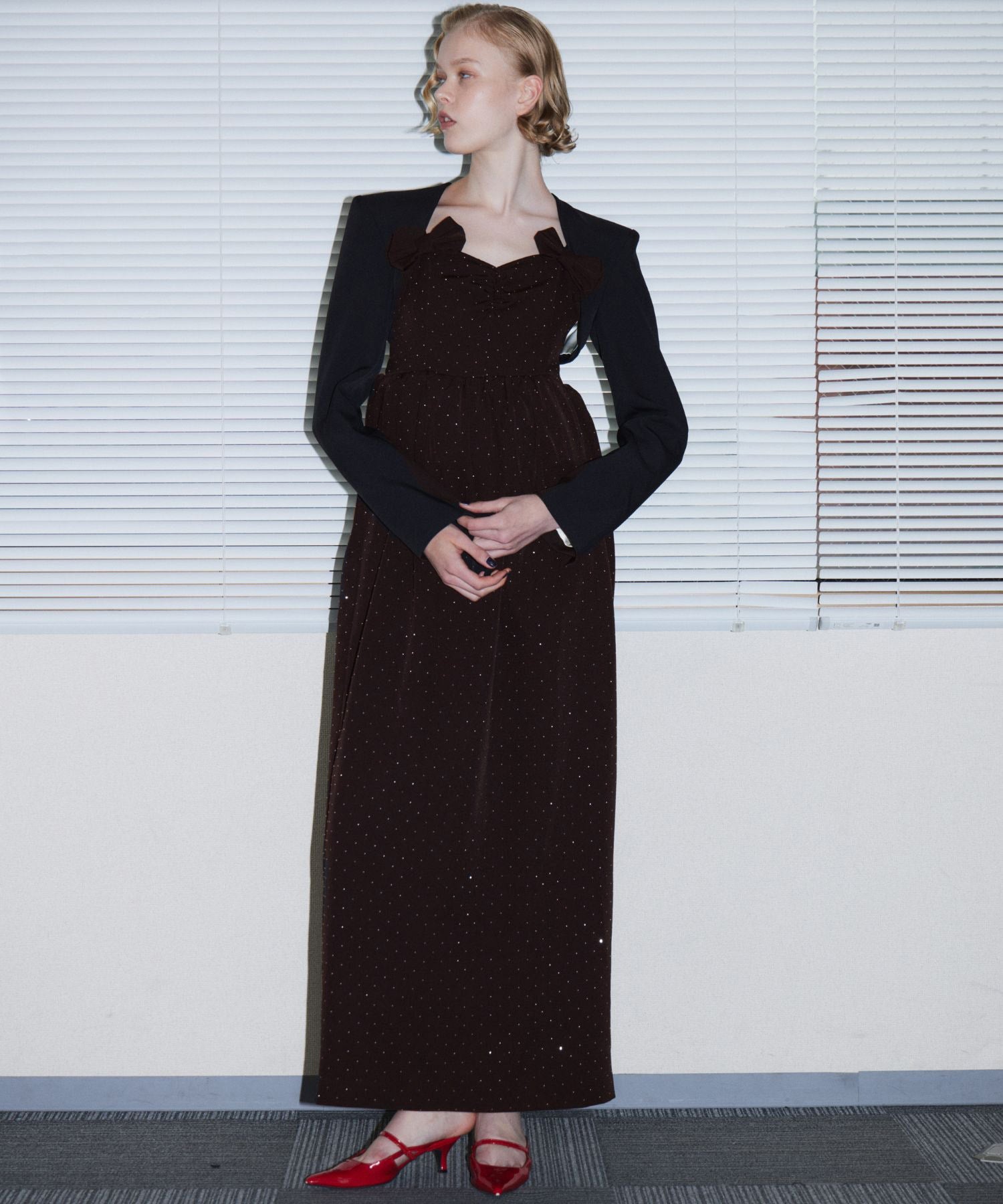 GRINT RIBBON LONG DRESS ブラウン 正面全身ポーズ