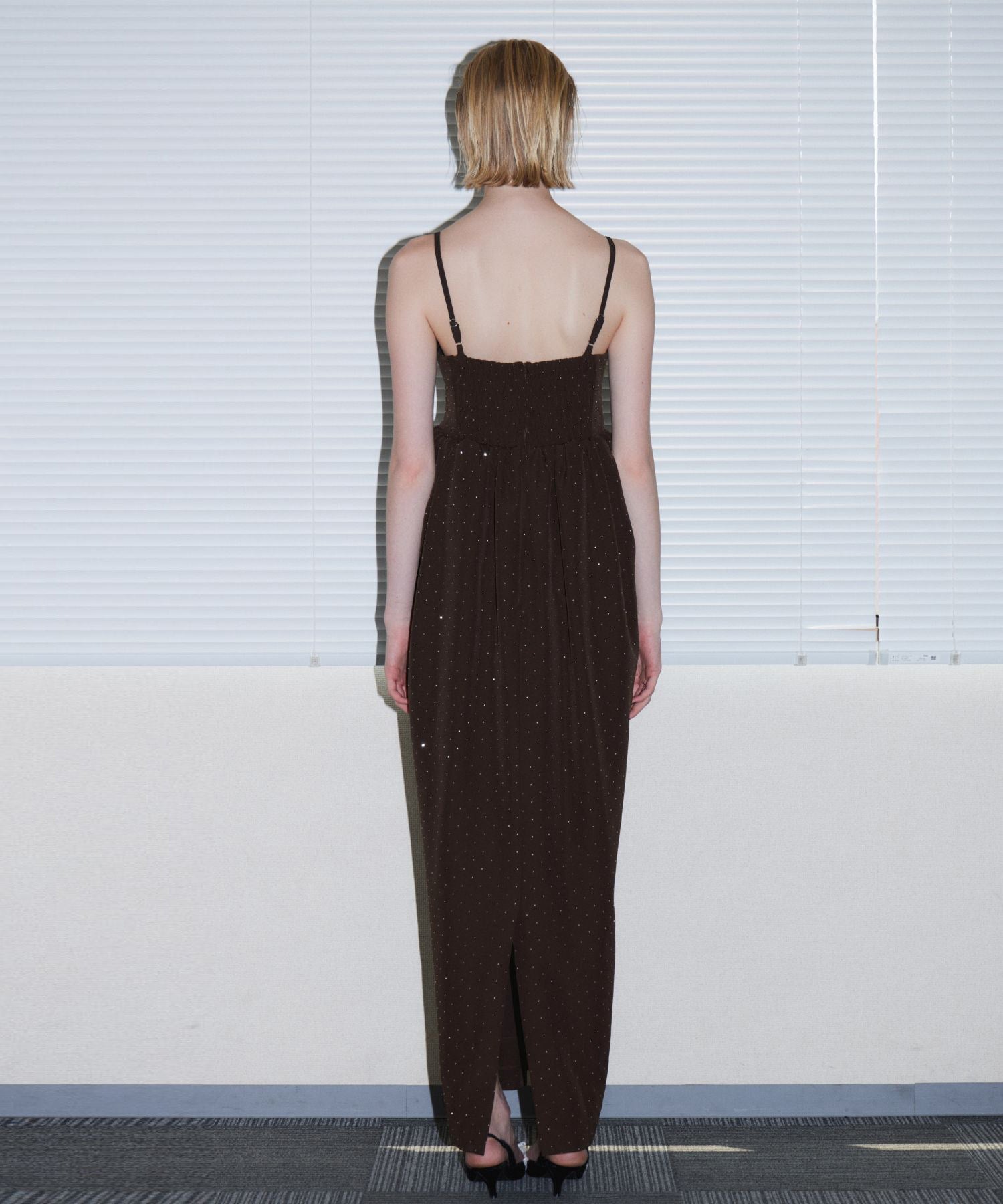 GRINT RIBBON LONG DRESS ブラウン 背面全身