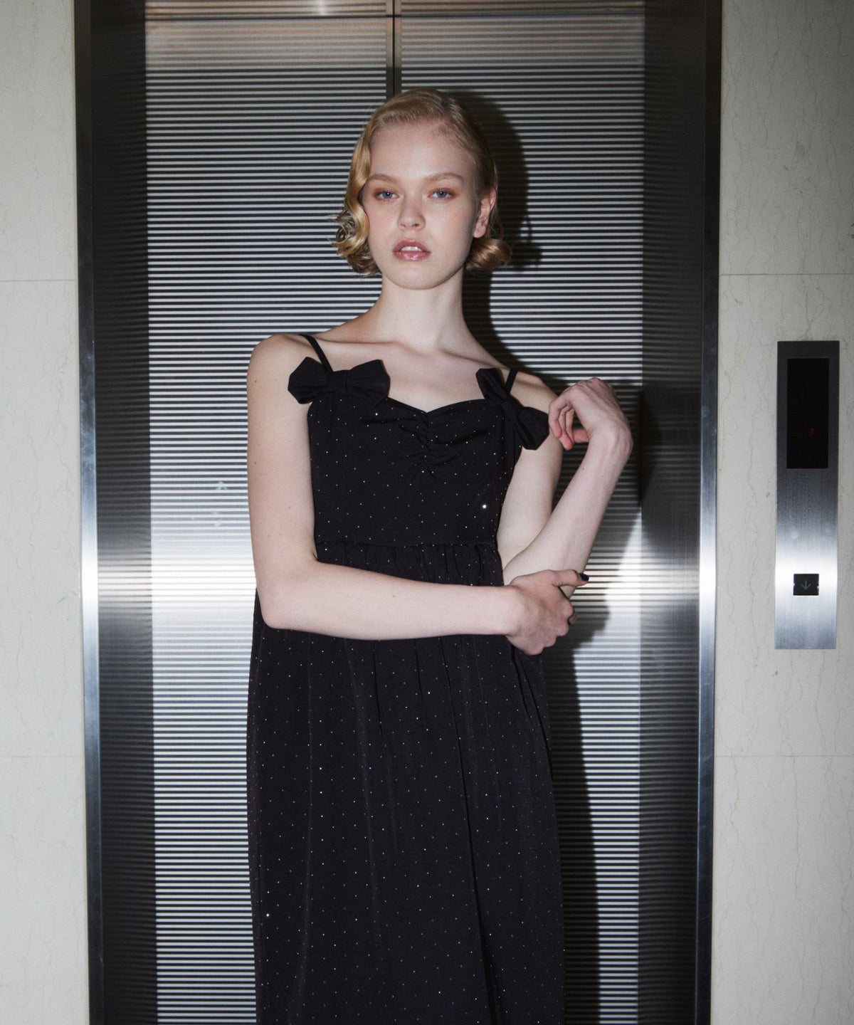 GRINT RIBBON LONG DRESS ブラック アップポーズ