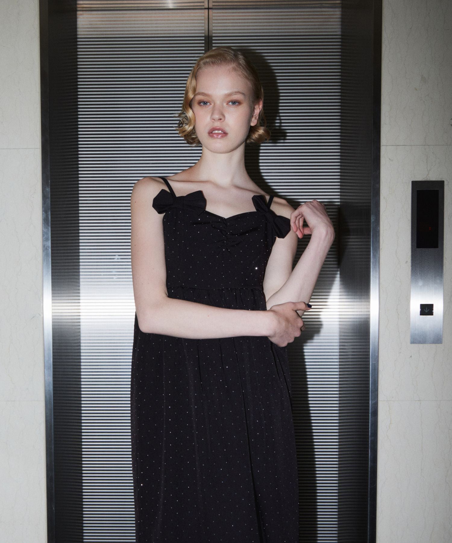 GRINT RIBBON LONG DRESS ブラック アップポーズ