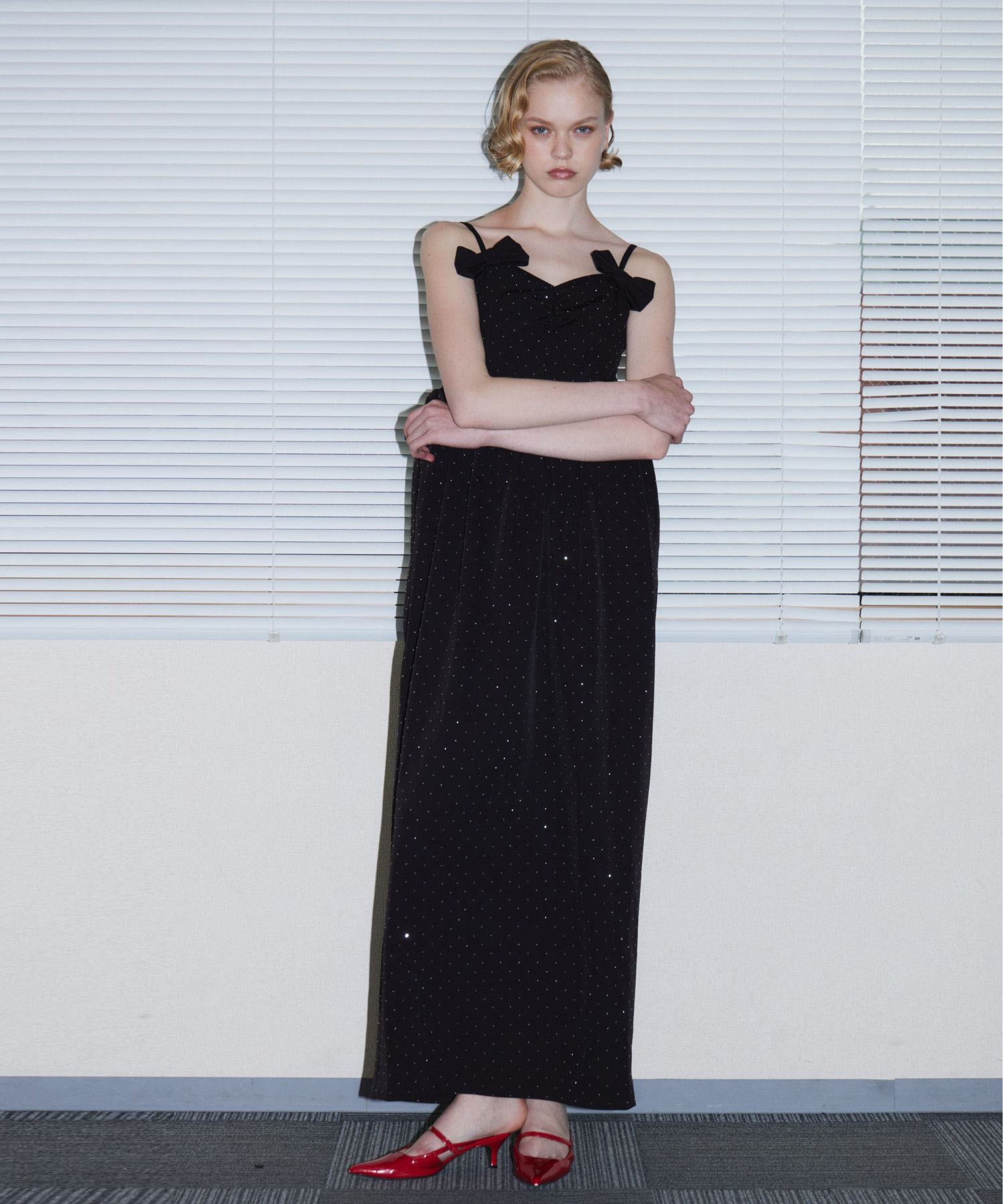 GRINT RIBBON LONG DRESS ブラック 正面全身ポーズ