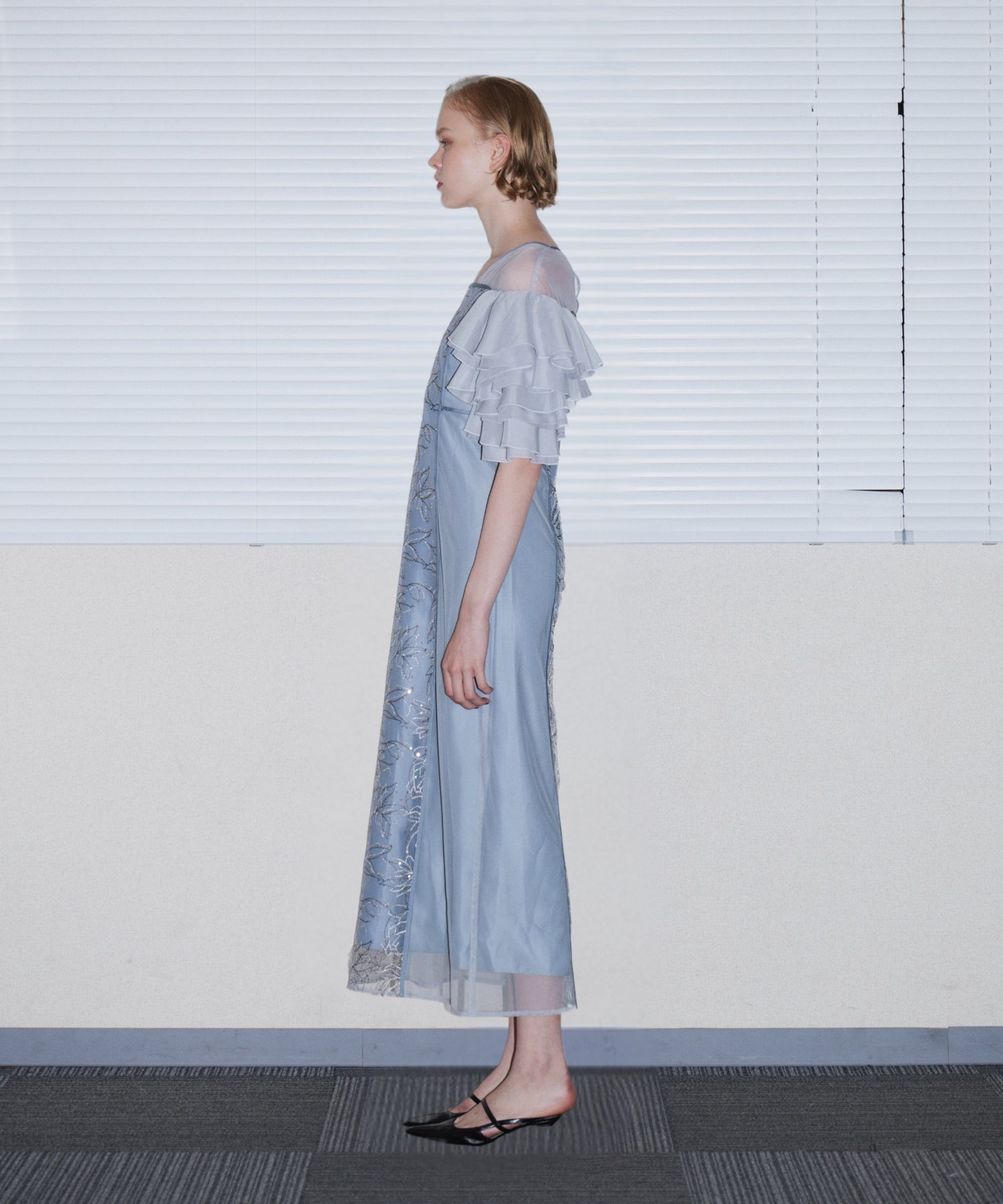 SPANGLE RUFFLE DRESS グレー 横全身