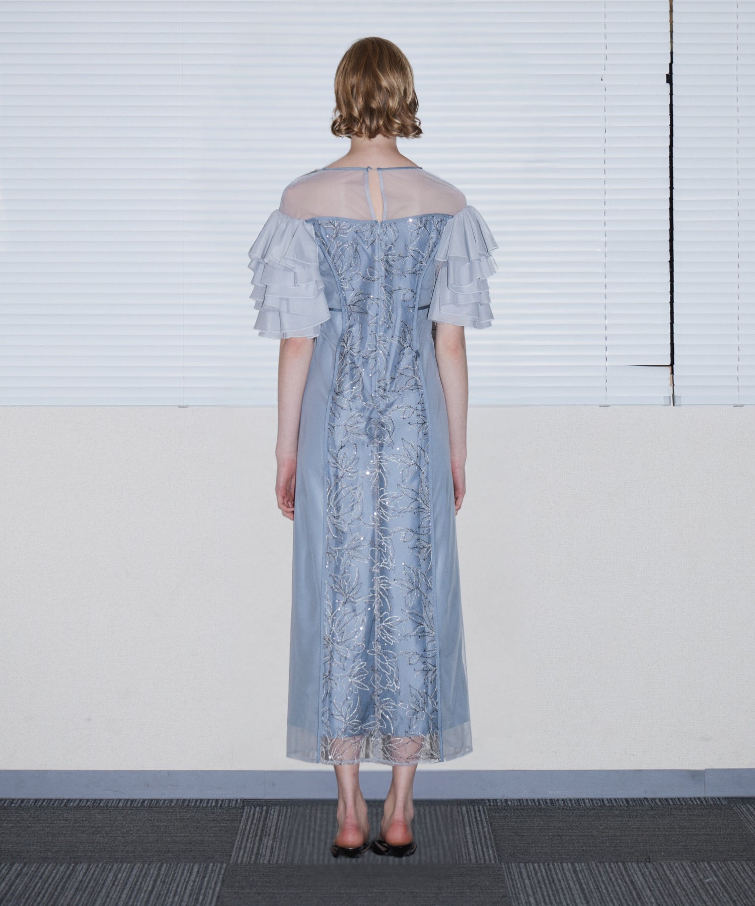 SPANGLE RUFFLE DRESS グレー 背面全身