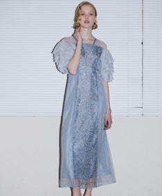 SPANGLE RUFFLE DRESS グレー 正面アップポーズ