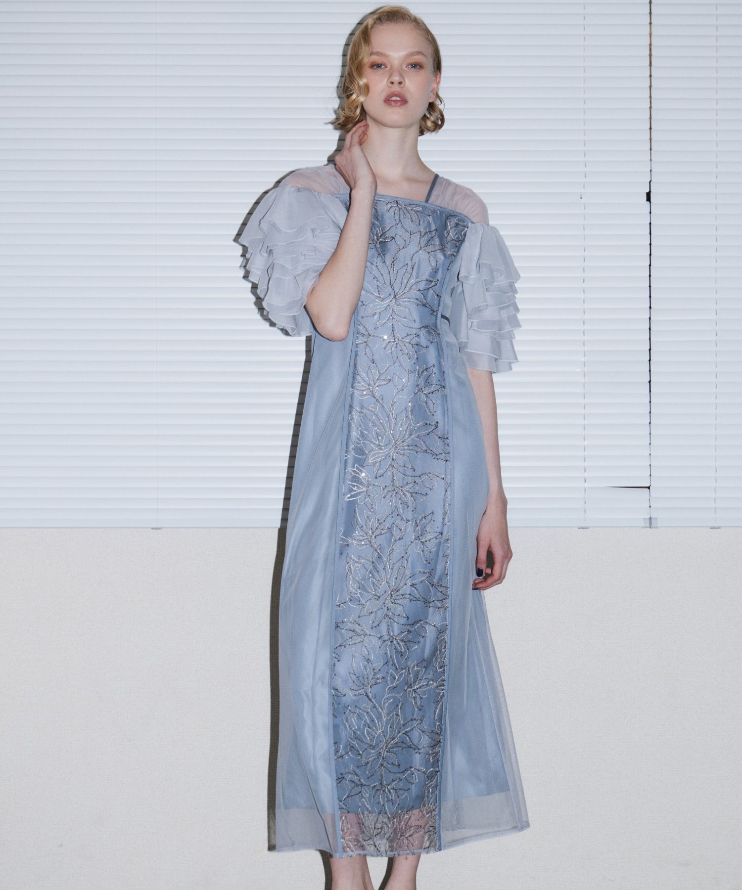 SPANGLE RUFFLE DRESS グレー 正面アップポーズ
