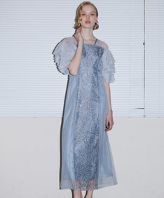 SPANGLE RUFFLE DRESS グレー 正面アップポーズ