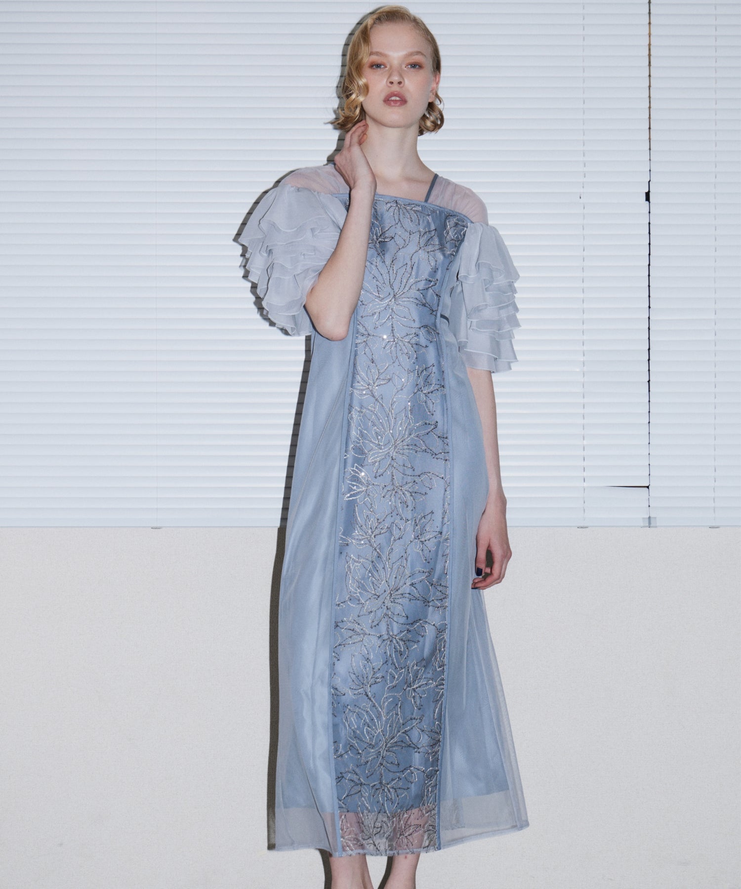 SPANGLE RUFFLE DRESS グレー 正面アップポーズ