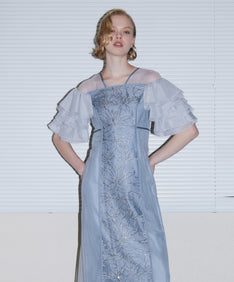 SPANGLE RUFFLE DRESS グレー 正面アップポーズ